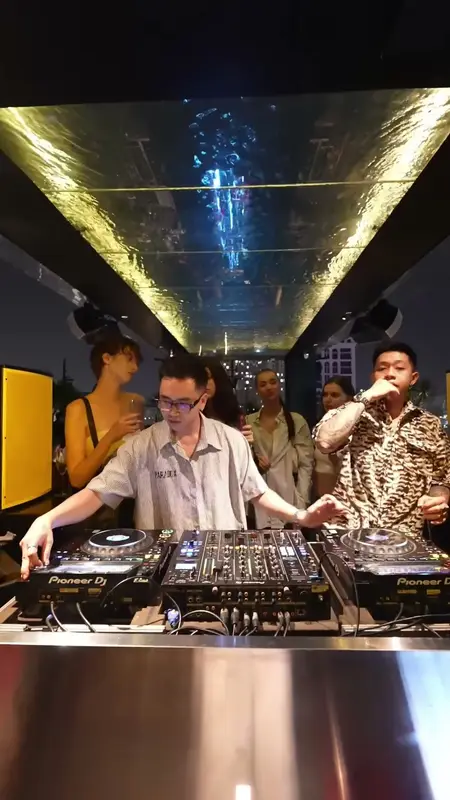 Hai DJ chơi nhạc tại bốt dưới trần kim loại vàng ở Zion