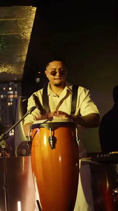 Nhạc công chơi trống conga trên rooftop Zion