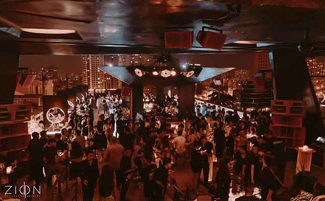 Zion Sky Lounge & Dining — rooftop Quận 1 view thành phố Sài Gòn về đêm